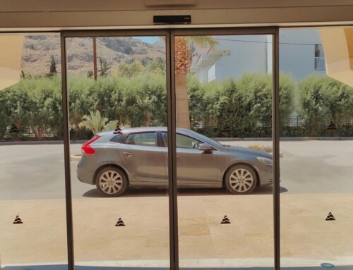 Μηχανισμός αυτόματης συρόμενης πόρτας σε είσοδο ξενοδοχείου στην Ρόδο